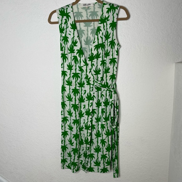 Diane Von Furstenberg 100% Silk Sleeveless Wrap Dress Size 2 Green Cream Printed - Picture 1 of 12